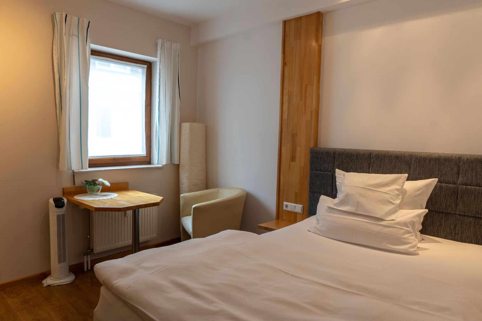 Warum Ins Hotel Neckarsulm Esterno foto
